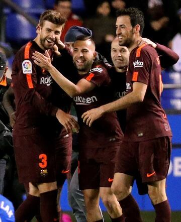 Los jugadores del Barcelona celebraron el título de Liga en el césped de Riazor 