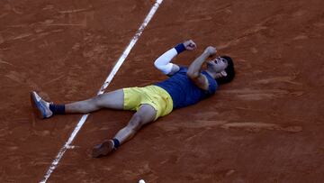 Paris (France), 09/06/2024.- Carlos Alcaraz of Spain celebrates winning his Men'Äôs Singles final match against Alexander Zverev of Germany during the French Open Grand Slam tennis tournament at Roland Garros in Paris, France, 09 June 2024. (Tenis, Abierto, Francia, Alemania, España) EFE/EPA/MOHAMMED BADRA
