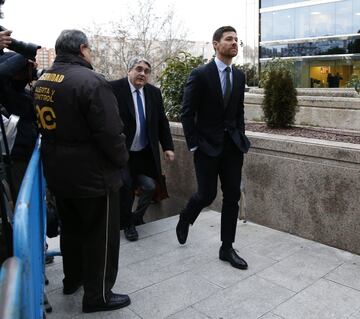 Xabi Alonso ha sido juzgado hoy por la Audiencia de Madrid por los presuntos delitos de fraude fiscal. La Fiscalía de Madrid solicita cinco años de prisión para el exfutbolista.