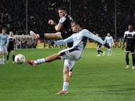 Miguel Román, centrocampista del Celta, golpea el balón ante la presión de un jugador del PAOK en el Estadio Tumba de Salónica, en Grecia.