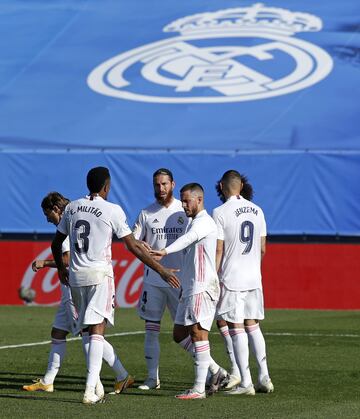 Real Madrid 2-0 Huesca | Centro de Lucas V¨¢zquez desde la derecha que recibi¨® Benzema en el segundo palo, la embolsa con el pecho y le peg¨® cruzado para batir a Andr¨¦s.