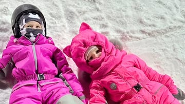 Dos niñas snowboarders en la nieve