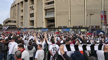 BARCELONA, SPAIN - APRIL 14: Eintracht Frankfurt fans enjoy the atmosphere prior to the UEFA Europa League Quarter Final Leg Two match between FC Barcelona and Eintracht Frankfurt at Camp Nou on April 14, 2022 in Barcelona, Spain. (Photo by David Ramos/Getty Images)