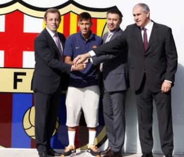 El presidente del FC Barcelona, Sandro Rosell; el jugador brasileño Neymar da Silva; el vicepresidente deportivo, Josep María Bertomeu y el director deportivo, Andoni Zubizarreta, de izda a dcha, durante la presentación de Neymar.