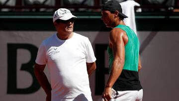 Toni Nadal habla con su sobrino Rafael Nadal durante un entrenamiento en Roland Garros 2017.