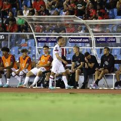 Sergiño Dest ofrece disculpas por su expulsión: “Mi comportamiento fue inaceptable, egoísta e inmaduro”