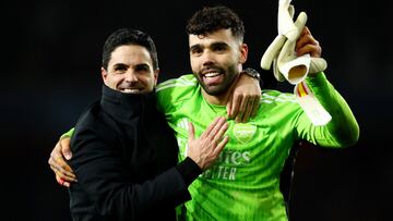 Mikel Arteta y David Raya, entrenador y jugador del Arsenal, celebran el pase a cuartos de final.