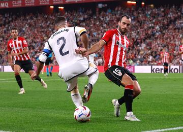 Dani Carvajal esconde un balón ante la presión de Lekue.