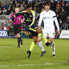 Alexis festeja y lidera cómoda goleada de Arsenal