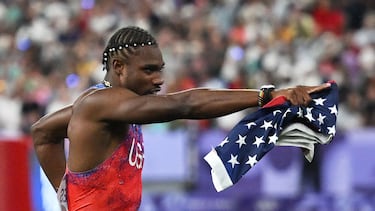 US' Noah Lyles celebrates after winning the men's 100m final of the athletics event at the Paris 2024 Olympic Games at Stade de France in Saint-Denis, north of Paris, on August 4, 2024. (Photo by Andrej ISAKOVIC / AFP)