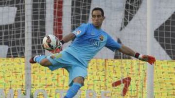 Claudio Bravo mantiene un registro de 630 minutos de imbatibilidad con el Barcelona en el inicio de la liga espa&ntilde;ola. 