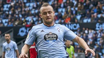 Stanislav Lobotka conduce el bal&oacute;n durante el partido entre el Celta y el Mallorca en Bala&iacute;dos. 