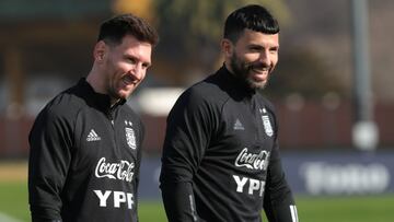 Messi y Ag&uuml;ero en un entrenamiento de Argentina para la semifinal contra Colombia.