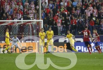 Partido Atlético de Madrid-Sporting de Gijón. El capitán lanza una falta ante una barrera de dos del Sporting.