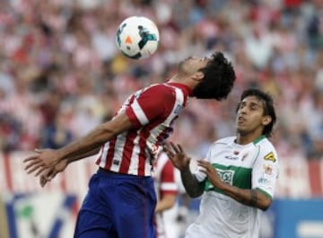 GRA176. MADRID, 18/04/2014.- El delantero del Atl¨¦tico Madrid, Diego Costa (i), controla el bal¨®n junto al uruguayo Dami¨¢n Su¨¢rez, del Elche, durante el partido de la jornada 34 de Liga en Primera Divisi¨®n que se disputa esta noche en el estadio Vicente Calder¨®n, en Madrid. EFE/Paco Campos