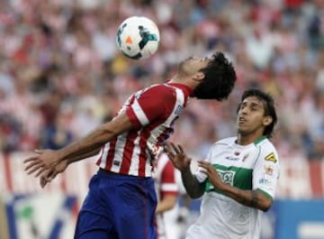 GRA176. MADRID, 18/04/2014.- El delantero del Atlético Madrid, Diego Costa (i), controla el balón junto al uruguayo Damián Suárez, del Elche, durante el partido de la jornada 34 de Liga en Primera División que se disputa esta noche en el estadio Vicente Calderón, en Madrid. EFE/Paco Campos