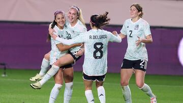 Jugadoras de la Selección Mexicana Femenil festejan un gol contra República Dominicana.