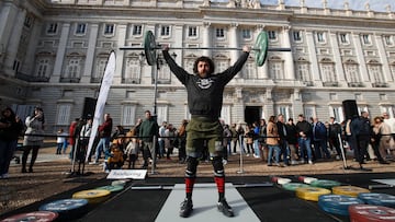 MADRID, 26/11/2022.- Gerard García, actual campeón de la primera edición del Madrid Challengerr Series, una de las pruebas del torneo internacional Madrid CrossFit Challenger Series que ha tenido lugar este sábado en la plaza de Oriente, frente al Palacio Real, con los atletas de crossfit compitiendo al aire libre en uno de los lugares más emblemáticos de la ciudad. EFE/Javier López
