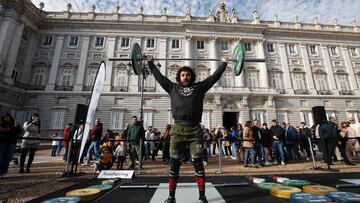 MADRID, 26/11/2022.- Gerard Garc¨ªa, actual campe¨®n de la primera edici¨®n del Madrid Challengerr Series, una de las pruebas del torneo internacional Madrid CrossFit Challenger Series que ha tenido lugar este s¨¢bado en la plaza de Oriente, frente al Palacio Real, con los atletas de crossfit compitiendo al aire libre en uno de los lugares m¨¢s emblem¨¢ticos de la ciudad. EFE/Javier L¨®pez