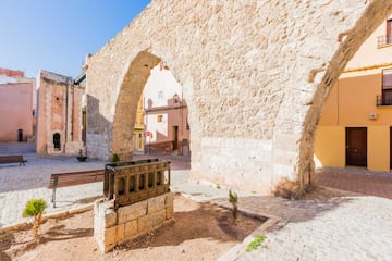 Segorbe, principal población de la comarca del Alto Palancia, reúne unas características envidiables en cuanto a su clima, su población y el mantenimiento de sus raíces culturales. Con esta base, las posibilidades son muchas: desde un paseo por su casco antiguo en el que se conservan monumentos de origen medieval, hasta conocer los detalles de la elaboración artesanal de los bastones, una de la tradiciones más destacadas del municipio o descubrir sus cercanos parajes naturales. 