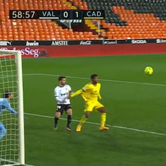 El golazo de semichilena de Lozano que mantiene contra las cuerdas a todo un Valencia