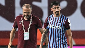 Stefan Savic se marcha lesionado del partido contra el Kayserispor.
