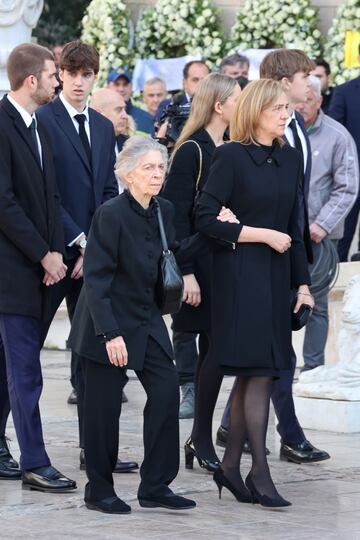 La infanta Cristina acompañada por la princesa Irene de Grecia y sus hijos Pablo Nicolás, Irene, Juan Valentín y Miguel Urdangarin llegando al funeral por Constantino II de Grecia en la Catedral Metropolitana de Atenas.