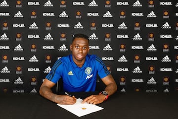 El joven lateral derecho destacó en el Crystal Palace y el Manchester United no dudó en pagar 55 millones de euros para hacerse con sus servicios Aaron Wan Bissaka of Manchester United poses after signing for the club at Aon Training Complex on June 29, 2019 in Manchester, England. (Photo by Manchester United/Manchester United via Getty Images)
PUBLICADA 30/06/19 NA MA21 1COL