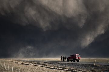 Este volcán islandés de nombre impronunciable, Eyjafjallajökull, arrojó el 14 de abril de 2010 ceniza volcánica creando una nube en la atmósfera de varios kilómetros que obligó al cierre del espacio aéreo entre el 14 y el 20 de abril sobre la parte norte de Europa. Eso afectó a unos 10 millones de pasajeros y MotoGP se salvó en esta ocasión de su influencia por los pelos, pero hizo encender la señal de alerta a los responsables del campeonato. La primera prueba de ese curso se disputó el 11 de abril en Qatar y la segunda fue el 2 de mayo en Jerez, así que la nube volcánica cogió por fortuna entre carreras al campeonato.
