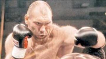 <b>ENORME. </b>Valuev aprovecha su envergadura en un combate.