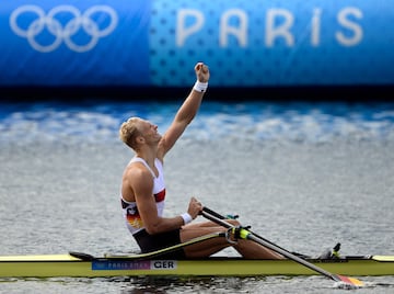 El medallista de oro alemán Oliver Zeidler celebra su victoria en la competición final de remo de scull individual masculino en el Centro Náutico de Vaires-sur-Marne.