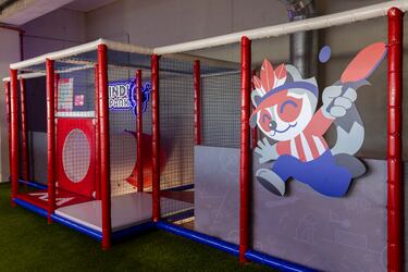 Laberinto infantil con dibujos de Indi, la mascota del Atlético de Madrid.