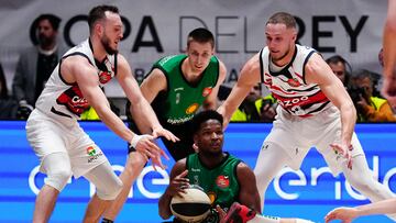 BADALONA (BARCELONA), 17/02/2023.- El base dominicano del Joventut, Andres Feliz (c), con el balón ante los jugadores del Cazoo Baskonia, el israelí Max Heidegger (i) y el lituano Tadas Sedekerskis, durante el partido correspondiente a cuartos de final de la Copa del Rey de baloncesto disputado hoy viernes en el Palau Municipal d'Esports de Badalona. EFE/ Enric Fontcuberta.