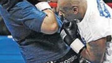 <b>DINAMITA USADA. </b>Tyson guarda aún dinamita en sus puños.