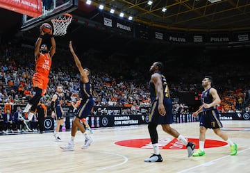 Brandon Davies entra a canasta, 18 de sus 22 puntos fueron en un primer cuarto antol車gico.