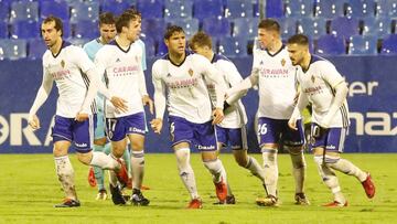 Los jugadores del Zaragoza celebran un gol.