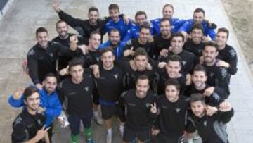 El partido de su vida. Toda la plantilla del Villanovense posa para AS antes del entrenamiento para preparar el duelo contra el Barça.