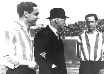 El mítico entrenador inglés del Athletic de Bilbao, Frederick Beaconsfield Pentland, también conocido como Fred Pentland o Mr. Pentland, tenía por costumbre llevar puesto siempre un sombrero en el banquillo. El bombín, modelo del sombrero que utilizaba, sería el objeto de un ritual de los jugadores del Athletic cada vez que se conseguía un título. La ceremonia consistía en que los futbolistas le cogían el sombrero a Mr. Pentland y lo pinchaban hasta rajarlo, mientras el entrenador observaba la escena con resignación. Teniendo en cuenta que ganó cinco títulos de Copa, cuatro de ellos consecutivos, y dos de Liga con el Athletic, el inglés daba por buena la costumbre de ver como defenestraban su bombín.