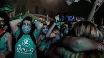 BUENOS AIRES, 30/12/2020.- Cientos de miles de personas festejan la despenalizaci&oacute;n del Aborto despu&eacute;s de que se aprobase en el Senado este mi&eacute;rcoles en Buenos Aires, Argentina. Mientras el resto del mundo cuenta exhausto las horas para que se termine el at&iacute;pico 2020, Argentina celebra este mi&eacute;rcoles la aprobaci&oacute;n en el Senado de la ley del aborto: uno de los d&iacute;as m&aacute;s importantes del a&ntilde;o para el pa&iacute;s austral. EFE/ Juan Ignacio Roncoroni