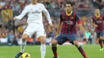 Busquets, durante el partido, junto a Cristiano.