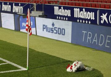 Margarita es una aficionada atlética que desde hace 25 años deposita un ramo de flores en uno de los córneres, antes en el Calderón y ahora en el Wanda, sin embargo, antes convertirse en un homenaje, el ritual nació como una predicción. “El primer día llevé cuatro claveles. Teníamos una peña junto al Calderón y cogí cuatro que tenían allí para llevarlos al partido contra el Athletic. ‘Dámelos, que le vamos a meter cuatro’. Yo tenía el asiento en la esquina y me iba bajando cada vez que metíamos un gol y metimos cuatro”, explica la propia Margarita. A partir de ese momento, viendo que su predicción se cumplió, comenzó a llevar los ramos y ahora es una ceremonia que se celebra, incluso en tiempos de pandemia.