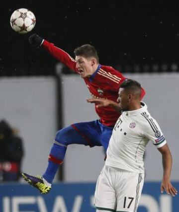 El futbolista del CSKA Moscú Steven Zuber (i) pelea por el control del balón frente al jugador del Bayern Múnich Jerome Boateng (d), durante su enfrentamiento ante el CSKA Moscú correspondiente a la fase de grupos de la Liga de Campeones disputado en el estadio Chimki Arena de Moscú.