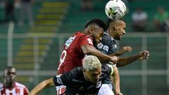 Teofilo y Borja disputan un balón en el partido entre Junior y Deportivo Cali.