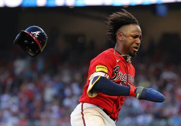 Ozzie Albies, de los Atlanta Braves de Atlanta, corre con todas sus ganas en un lance del partido de la liga estadounidense de béisbol (MLB) que su equipo disputó contra los Miami Marlins. Es evidente que Albies se entrega a tope, pues se empleó con tanta energía que hasta el casco salió despedido de su cabeza.