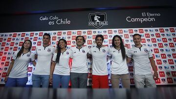 Se realiza el alzamiento de la camiseta de Colo Colo 2018. 