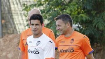 El futbolista 'che', junto a Djukic.