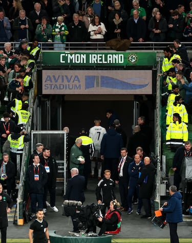 Cristiano Ronaldo es expulsado por un codazo a O´Shea en la espalda sin balón. El árbitro revisa la jugada en el VAR y le muestra la cartulina roja.