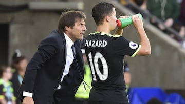 Antonio Conte con Eden Hazard.