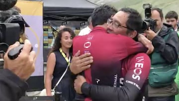 Egan Bernal antes de subir al podio recibi&oacute; el mejor regalo de todos, un abrazo de su padre