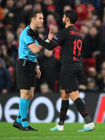 El ¨¢rbitro Danny Makkelie y Diego Costa.